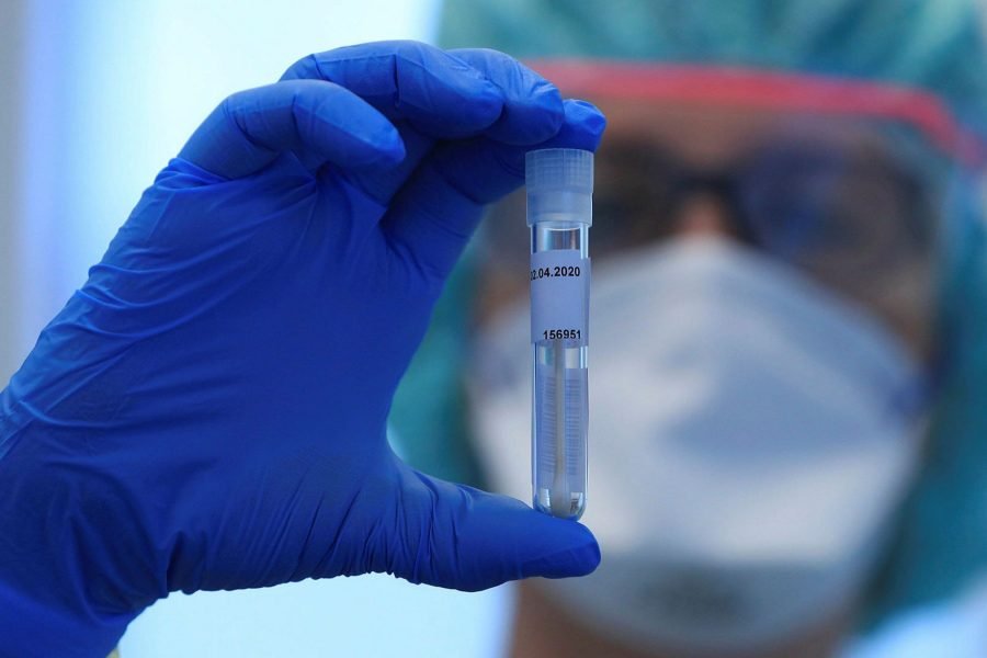 Covid-19: How do the two types of test for the virus work?